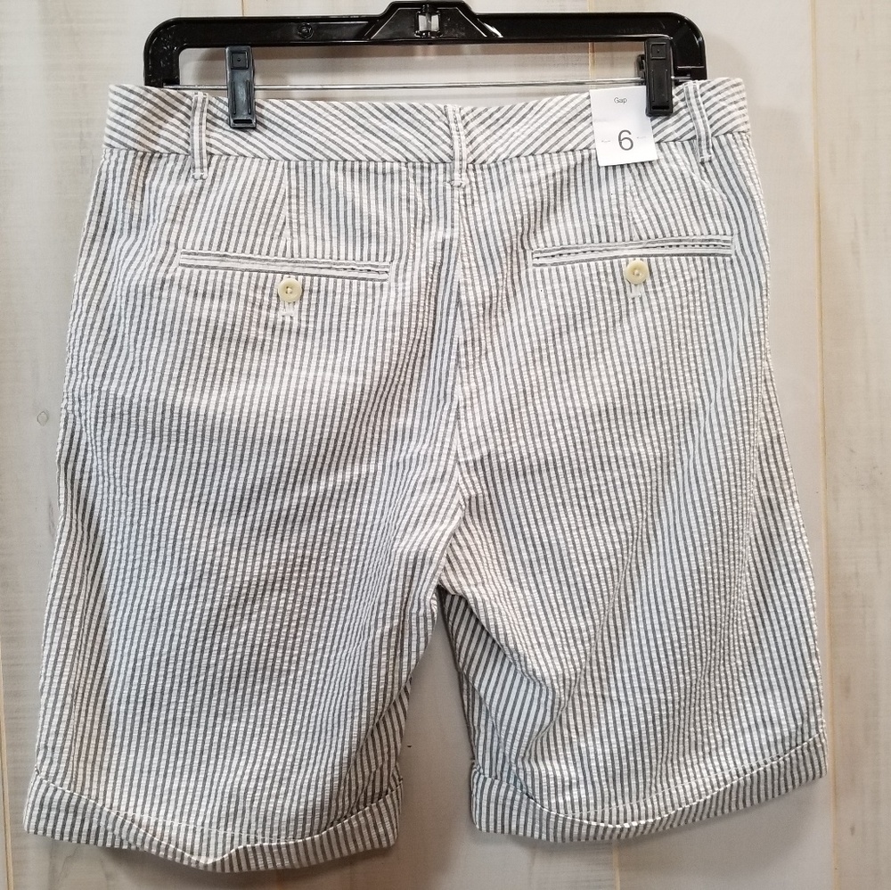 NWT Gap Gray White Seersucker Bermuda Shorts 6 - Picture 3 of 4